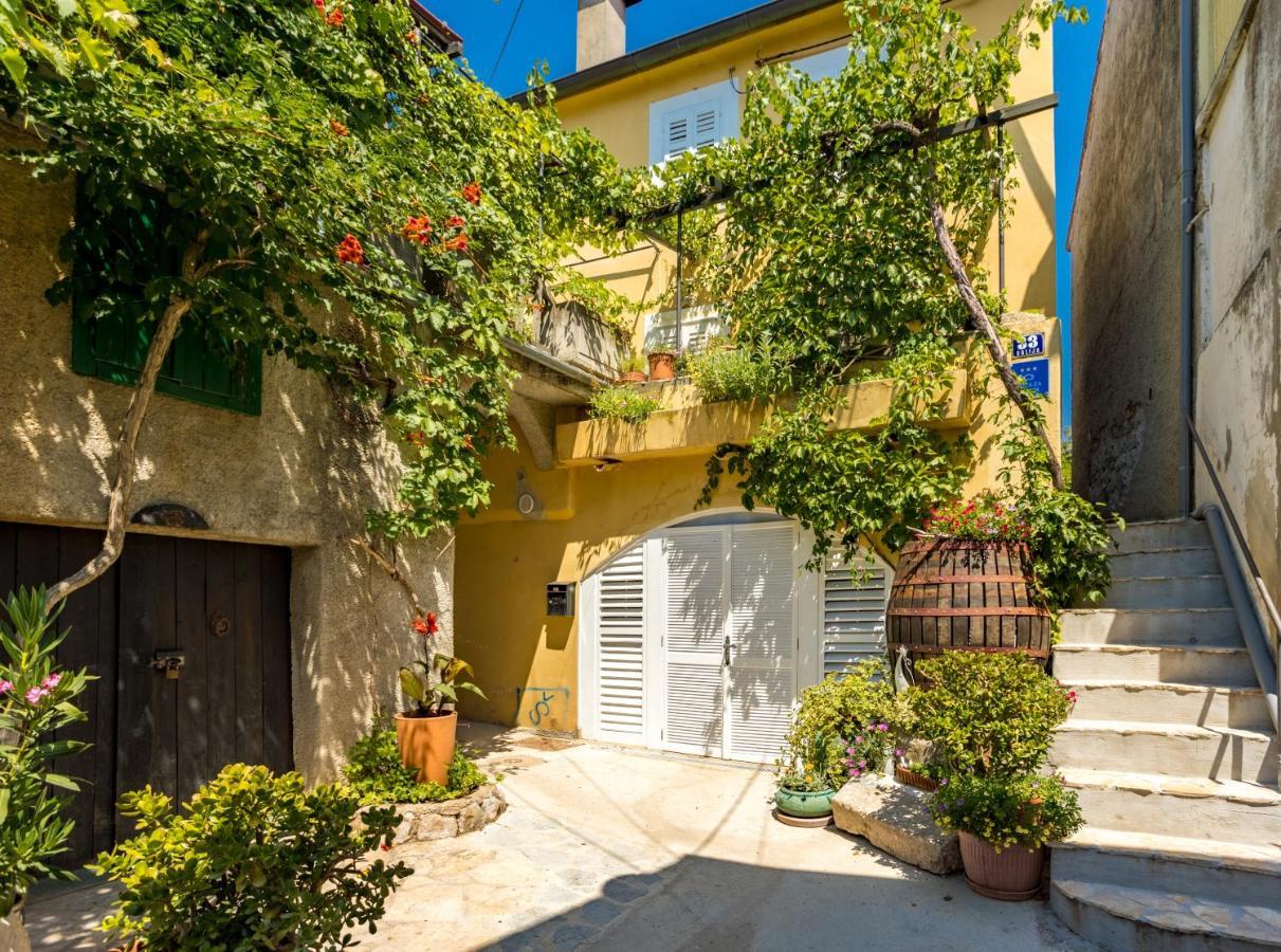 Charming Studio Apartment At House Rustica With Terrace And Nearby Parking Punat Esterno foto